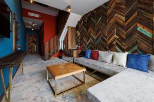K'vishkhet'iMtserlebi Resort的带沙发和木墙的客厅