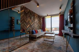 K'vishkhet'iMtserlebi Resort的带沙发和镜子的客厅