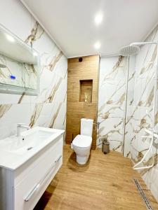兹拉托格勒Апартамент за гости Лена Златоград的浴室配有白色水槽和卫生间。