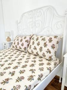兹拉托格勒Апартамент за гости Лена Златоград的白色的床、白色床头板和枕头