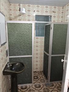 贝洛奥里藏特Casa espaçosa em Belo Horizonte的带淋浴和盥洗盆的浴室