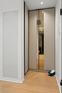 布加勒斯特ONE Luxury Apartments的走廊房间的一扇敞门