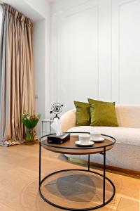 布加勒斯特ONE Luxury Apartments的带沙发和咖啡桌的客厅
