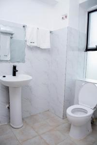 埃尔多雷特The Grand Rocks Hotel Limited的白色的浴室设有卫生间和水槽。
