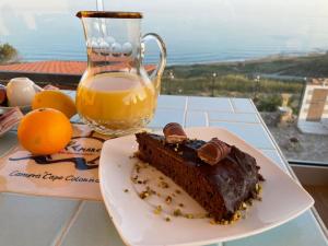 克罗托内Re Mare B&B的一块巧克力蛋糕和一壶橙汁