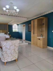 利隆圭Mpatsa Quest Hotels的一间卧室配有一张床和一个沙发