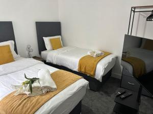 德比KYOTO HOUSE CENTRAL DERBY I SPACIOUS, WARM & NEW with NETFLIX的酒店客房,配有两张带毛巾的床