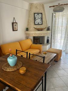 尼基季Perfect Hospitality - Elenas House, Nikiti的客厅配有沙发和桌子