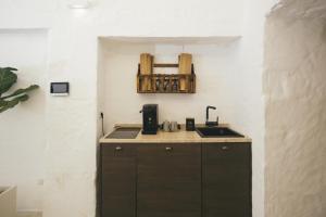 莱切Mediterranee Suite的厨房配有水槽和台面