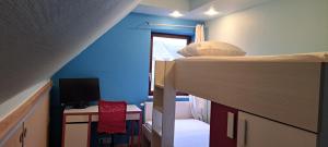 Grez-DoiceauTranquility - Your home Away的小房间设有双层床和书桌