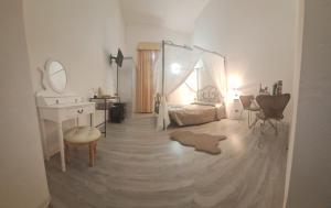 廖洛泰尔梅Hotel Antico Borgo的配有床、梳妆台和镜子的客房