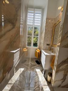 马尔萨克La maison au cèdre的带淋浴、盥洗盆和镜子的浴室
