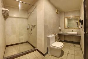 新德里Saltstayz Thyme - New Friends Colony的浴室配有卫生间、淋浴和盥洗盆。