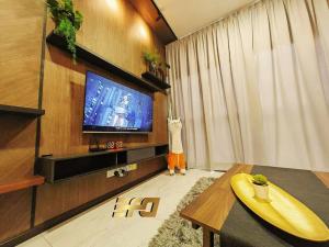 古晋Stylish Apartment and Cozy Feel的客厅配有平面电视和桌子。