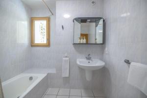 GruffyAuberge du pont de l'Abîme的白色的浴室设有水槽和浴缸。