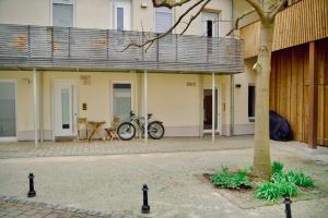 罗伊特林根De la vie Reutlingen - Altstadt Apartment an Stadthalle & am Marktplatz的停在大楼前的自行车