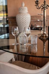 梅斯特RESIDENCE BACO Da SETA的玻璃桌上的一组酒杯