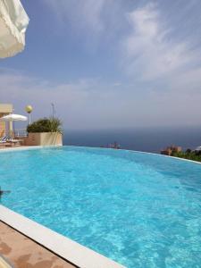 博索莱伊2 Rooms In Luxury Residence Bordering Monaco的一个大型的游泳池,背景是大海