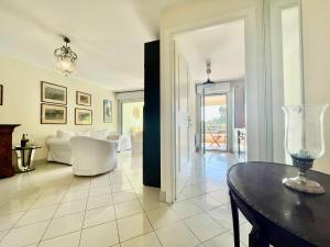 博索莱伊2 Rooms In Luxury Residence Bordering Monaco的客厅配有桌子和沙发