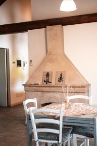 梅斯特RESIDENCE BACO Da SETA的一间带壁炉和桌椅的用餐室
