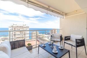 博索莱伊Beautiful Apartment Near Monaco的海景客厅