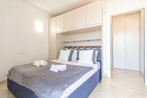 博索莱伊Beautiful Apartment Near Monaco的一间卧室配有一张大床和毛巾
