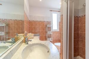 博索莱伊Beautiful Apartment Near Monaco的带浴缸和盥洗盆的大浴室