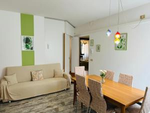 威尼斯圣马可及城堡区格里马尔迪公寓的客厅配有桌子和沙发