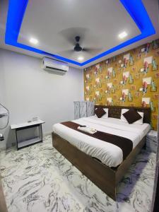 印多尔Hotel 7 star的一间卧室设有一张蓝色天花板的大床