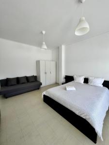 波尔图Smile4Porto Guest House的一间卧室配有一张大床和一张沙发