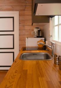 盖郎厄尔峡湾FOSSEN CAMPING的厨房配有水槽和木制台面