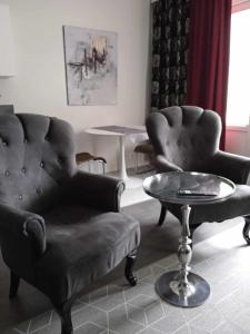上维耶斯卡Jaakonkulma的客厅配有两把椅子和一张桌子
