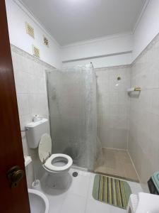 阿尔马达Quarto Suite Relaxante的带淋浴、卫生间和盥洗盆的浴室