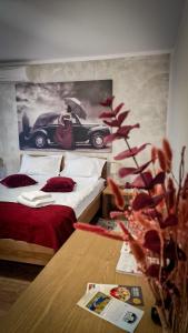 苏恰瓦Santa Fe的卧室配有一张床,墙上挂有汽车