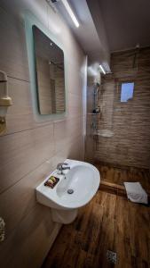 苏恰瓦Santa Fe的浴室设有白色水槽和镜子