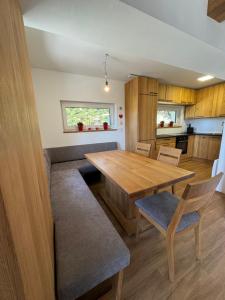 耶塞尼采Špan Cottage的厨房以及带木桌和椅子的用餐室。