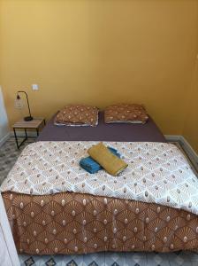 蒙彼利埃Appartement 4 personnes aux Arceaux的卧室内的两张床,配有两个枕头