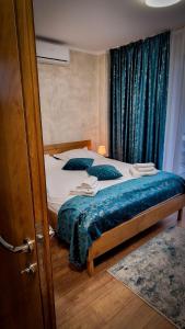 苏恰瓦Santa Fe的一间卧室配有一张带蓝色床单和枕头的床。