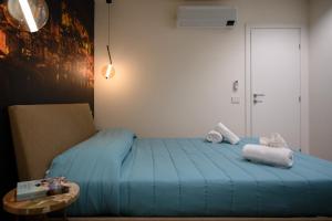 切法卢INCAO HOLIDAY LA STRUMMULA HOUSE的一间卧室配有蓝色的床和毛巾