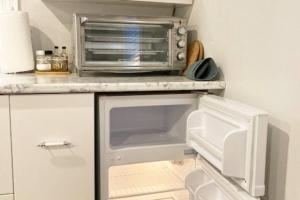 弗雷德里克顿The Red House Fredericton的厨房配有烤面包机和微波炉。