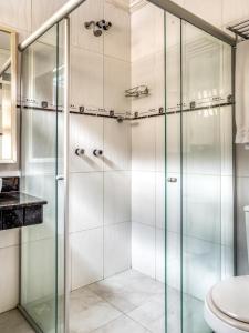 萨尔瓦多Hotel Park Stella Mares的浴室设有玻璃淋浴间和卫生间