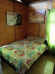 波哥大Romantic Cabin Home !的小木屋内一间卧室,配有一张床