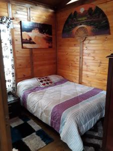 波哥大Romantic Cabin Home !的小木屋内一间卧室,配有一张床