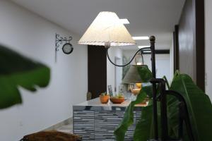 圣萨尔瓦多德朱Hotel Quebrachales的坐在桌子上的一盏灯