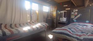 波特雷里约斯BusTel Hostel en Bus的一间设有两张床的房间和一个公共汽车上的窗口