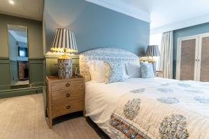 霍舍姆The Vineyard Hotel的一间卧室配有一张床,床头柜上配有两盏灯
