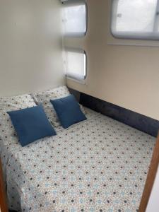 BazollesBATEAU - CANAL DU NIVERNAIS NIEVRE的小房间一张带两个蓝色枕头的床