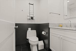 费城Stay Rafa At 2000 Spruce的浴室配有白色卫生间和盥洗盆。