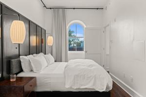 费城Stay Rafa At 2000 Spruce的白色的卧室设有一张大床和一个窗户