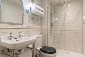 霍舍姆The Vineyard Hotel的白色的浴室设有卫生间和水槽。